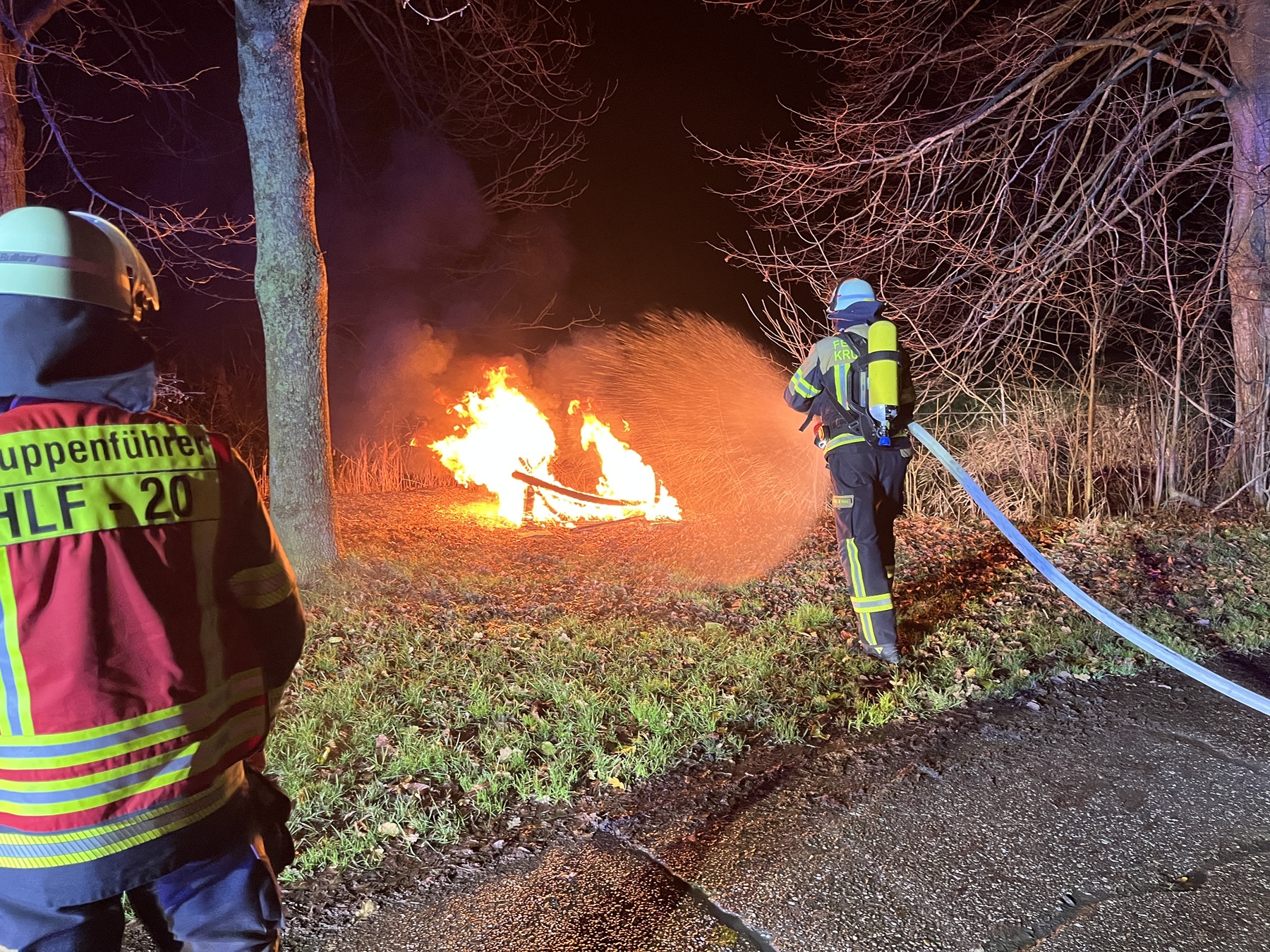 Einsatzfoto Brennende Parkbank in der Nacht - Woquard