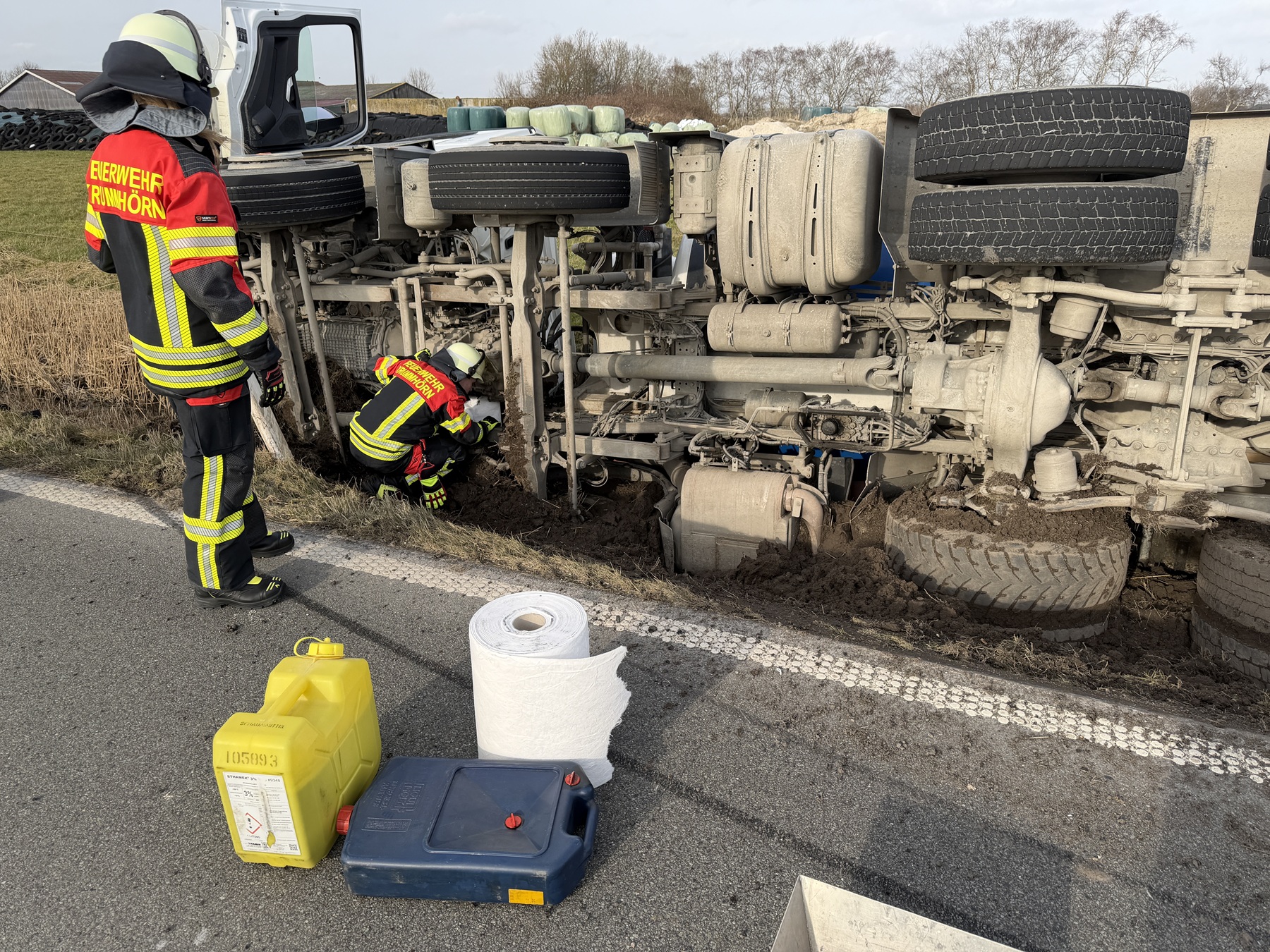 Einsatzfoto Betonmischwagen verunfallt - Auslaufendes Öl