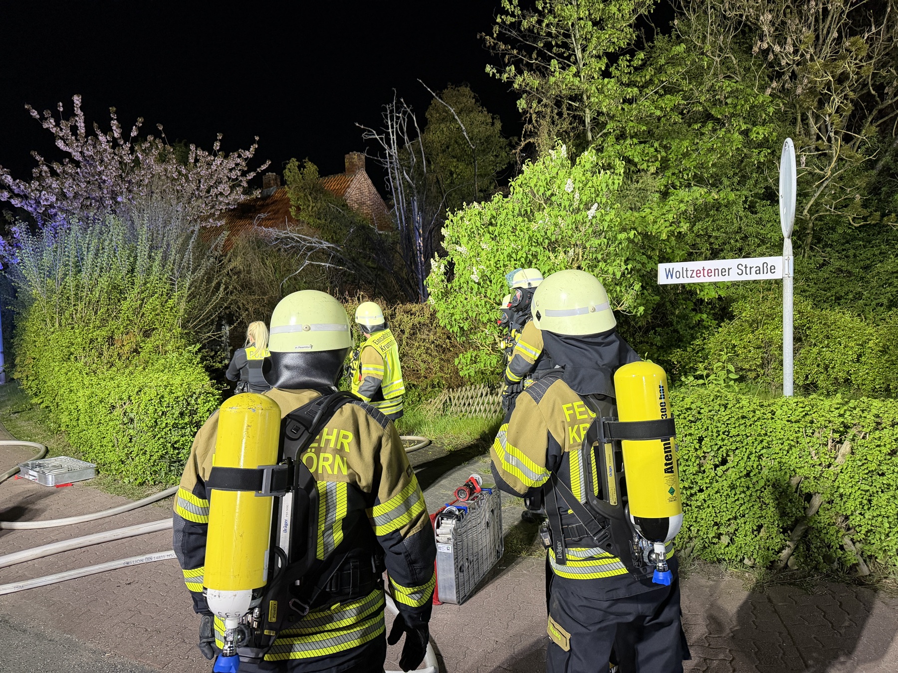 Einsatzfoto Brand auf Grundstück eines leerstehenden Wohnhauses in Pewsum