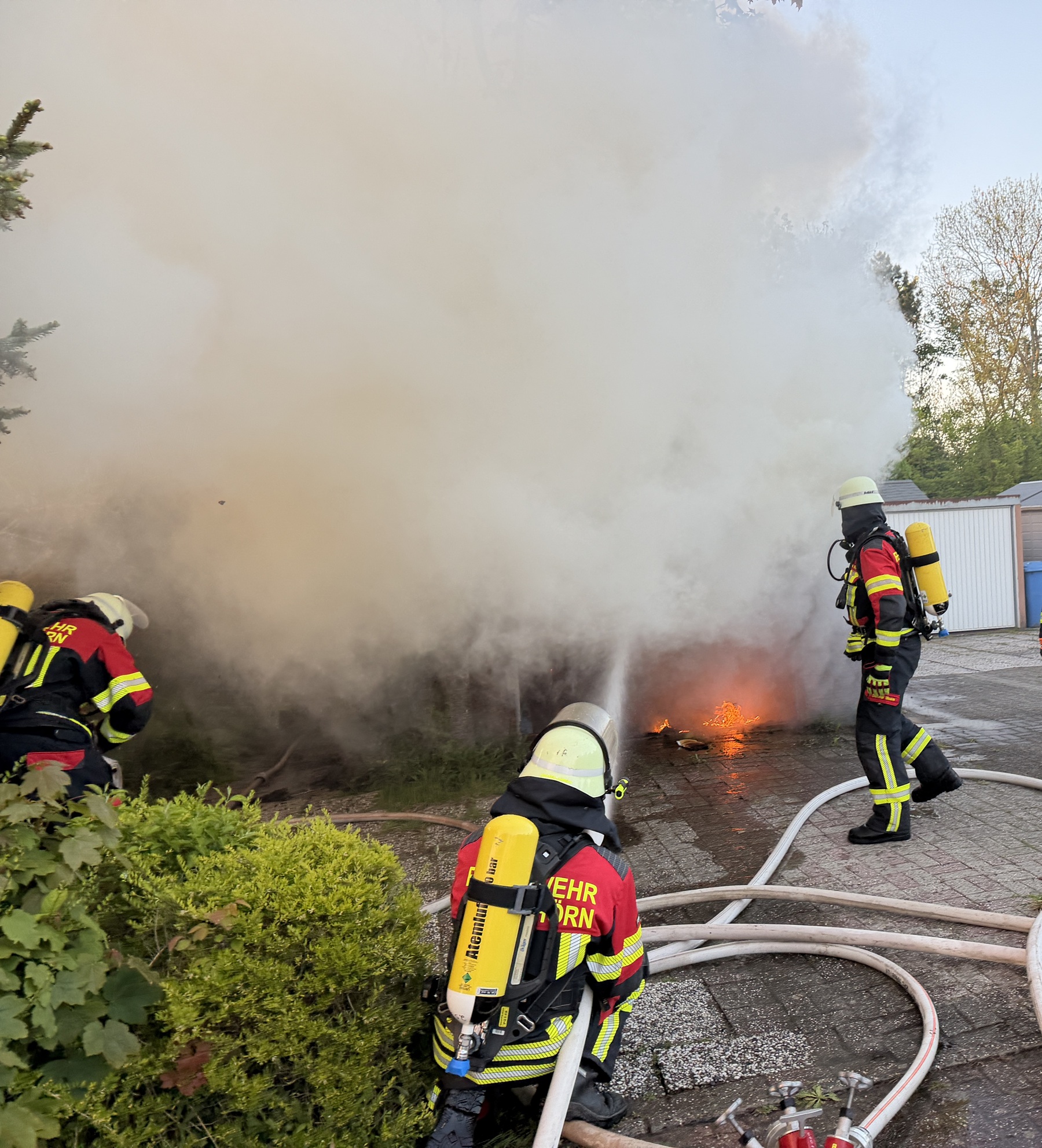 Einsatzfoto Garagenbrand - Übergreifen auf Wohngebäude in letzter Minute verhindert