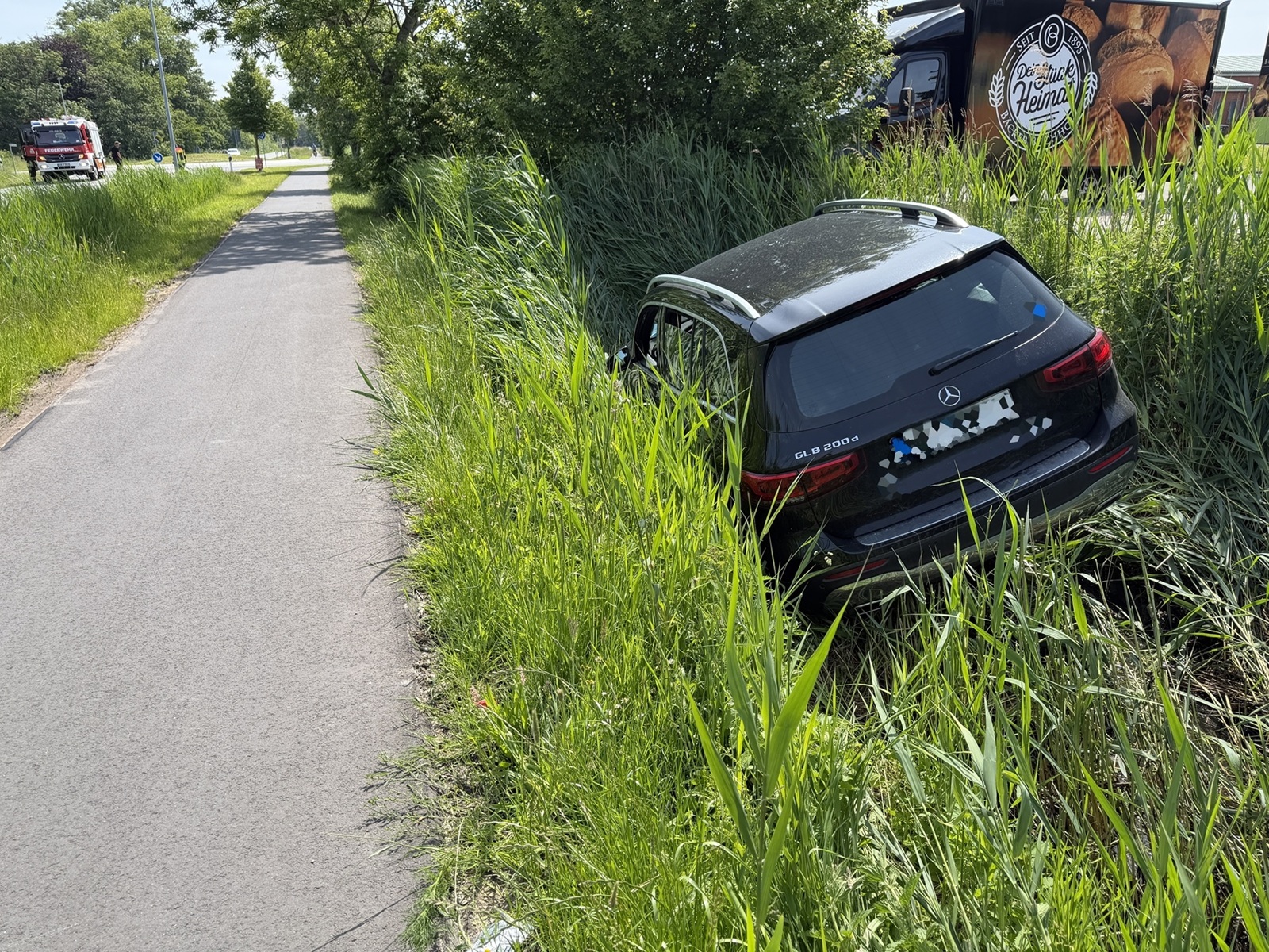 Einsatzfoto PKW gerät in Graben - Pewsum