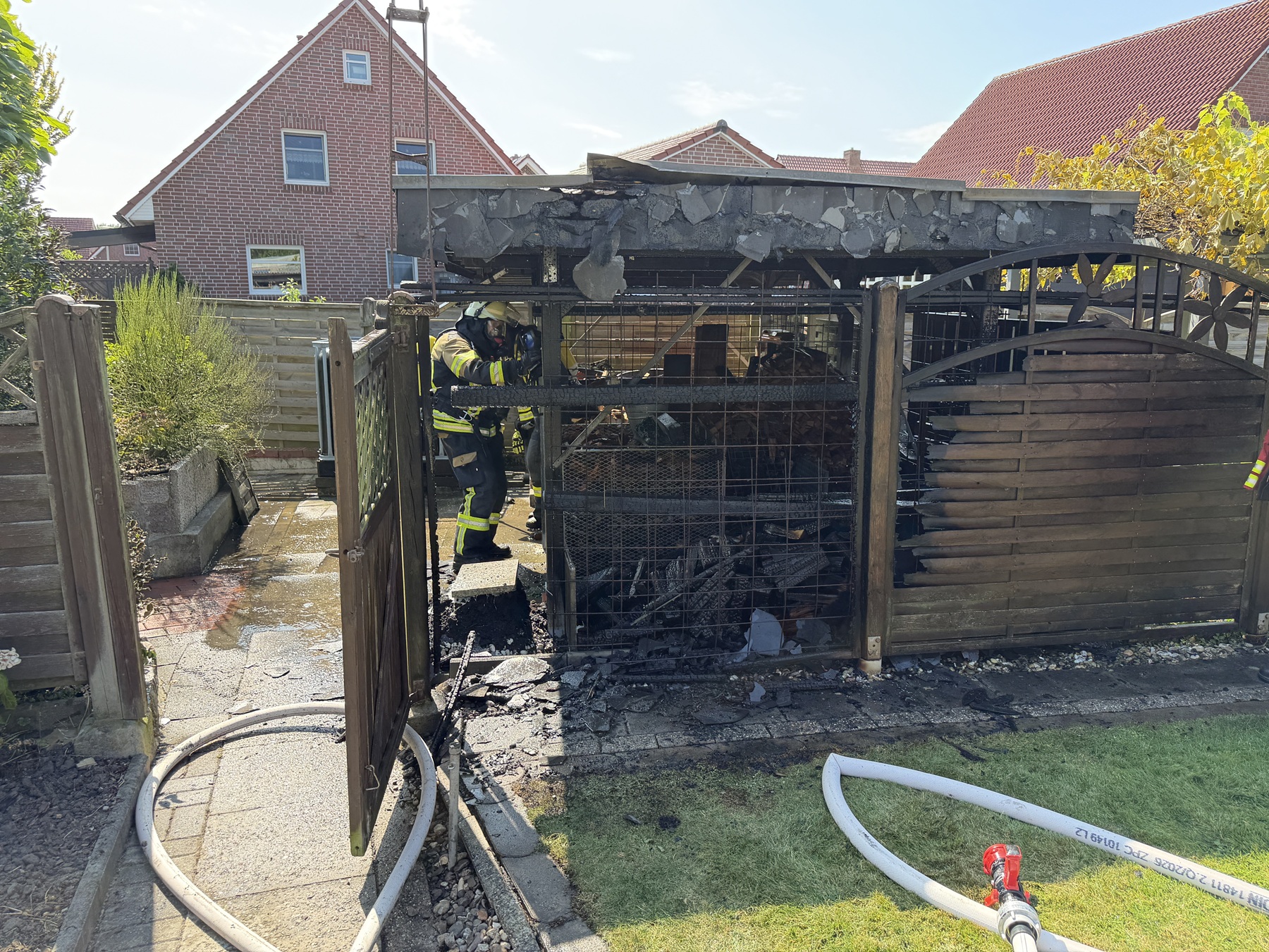 Einsatzfoto Brennender Holzunterstand - Pewsum