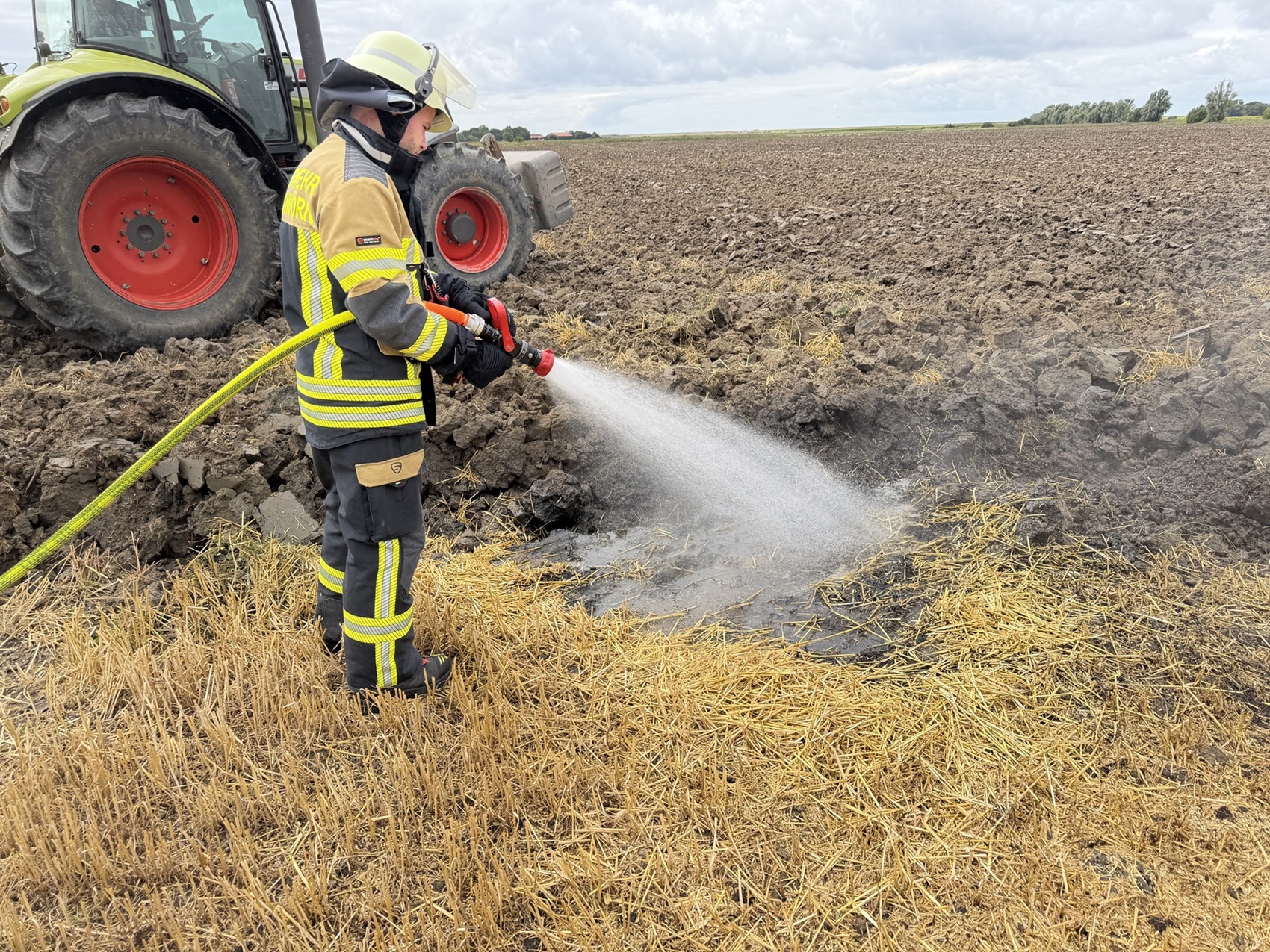 Einsatzfoto Wenige Quadratmeter Feldfläche in Brand geraten - Manslagt