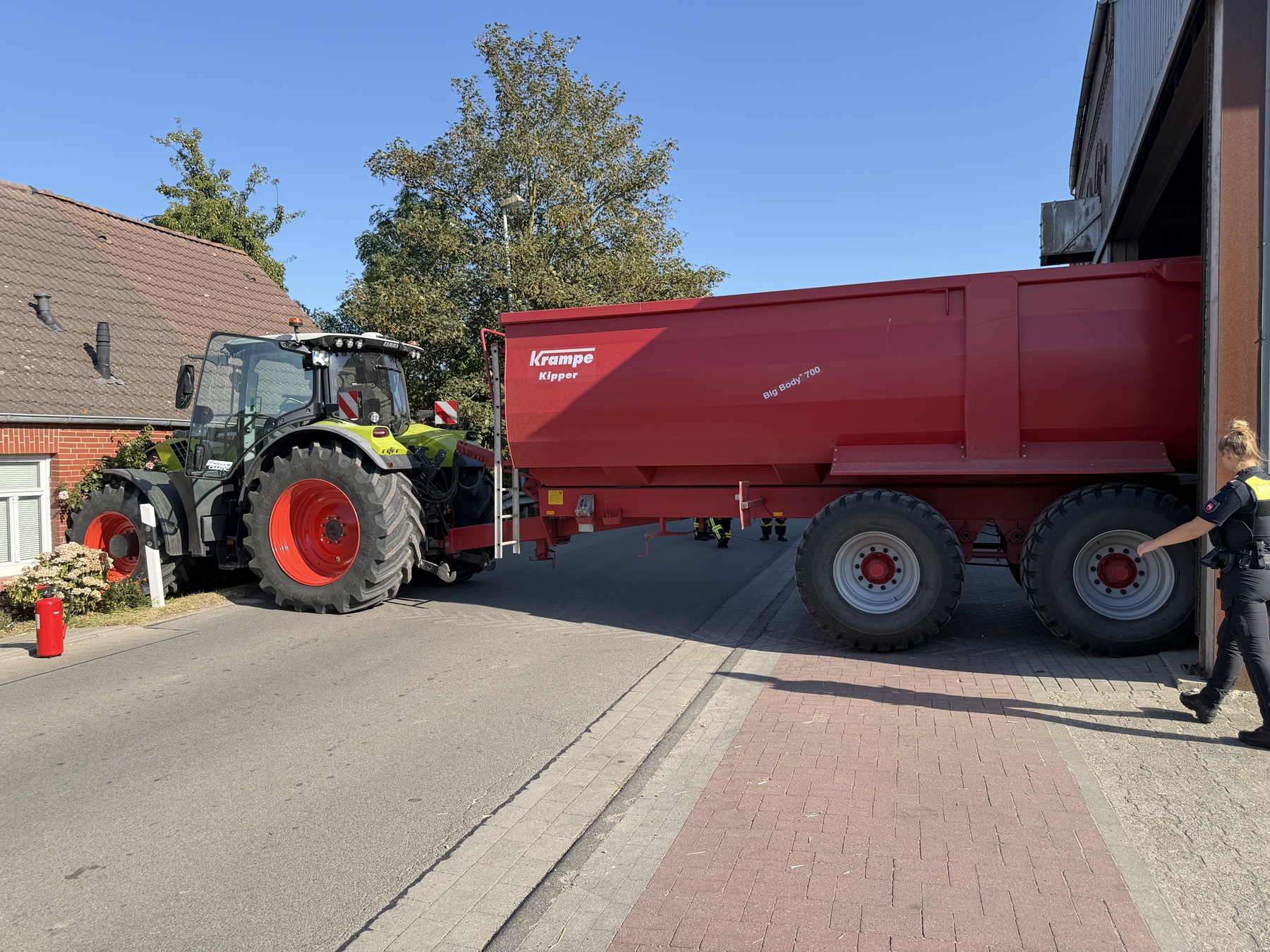 Einsatzfoto Traktor prallt gegen Hauswand in Hamswehrum
