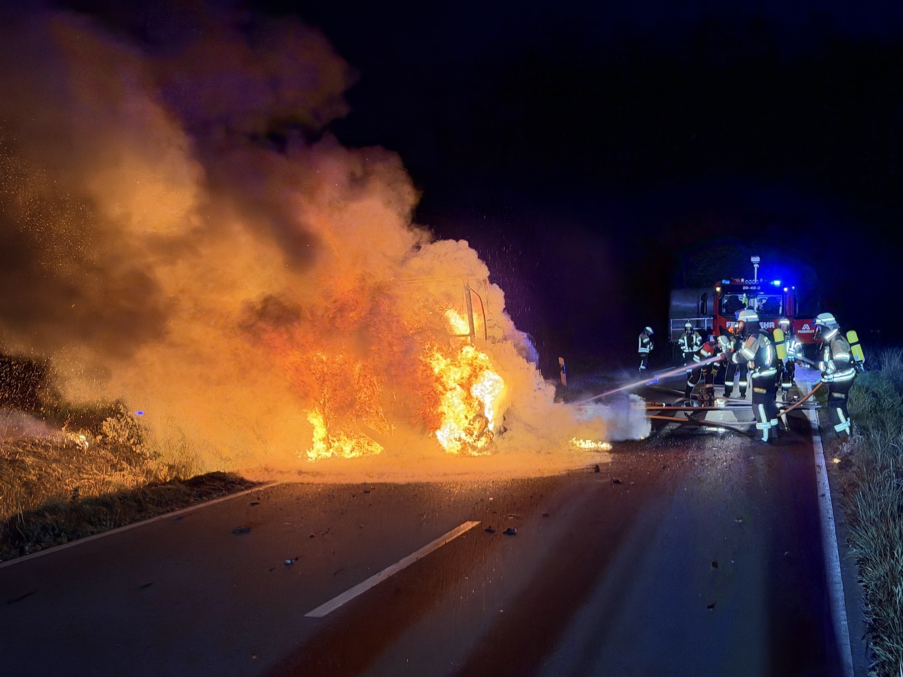 Einsatzfoto In Vollbrand stehender Traktor auf der Eilsumer Straße