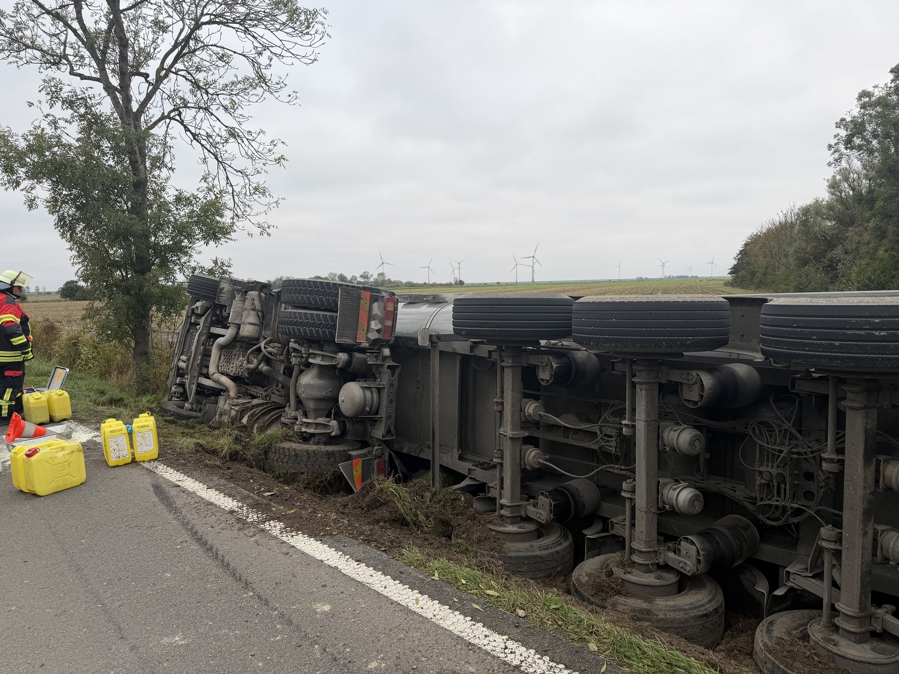 Einsatzfoto Mit Schotter beladener Sattelzug verunfallt